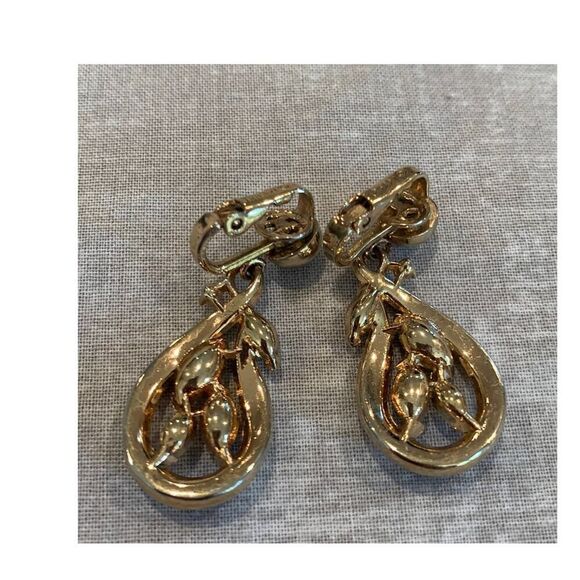 Elegant Trifari Crystals in Gold plate clip earrings, Vintage, Stamped - Picture 2 of 3